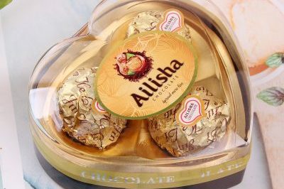 Alisa Three Golden Heart-Shaped Chocolate Box (4)