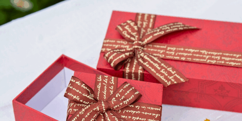 Custom Logo Rigid Paper Gift Box with Ribbon for Birthday Packaging (4) Custom birthday gift box with ribbon
