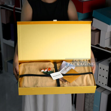 magnetic closure gift box with logo